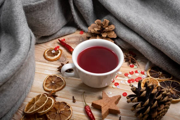 Cranberry ou Hibiscus Drink. Chá de inverno vermelho quente com especiarias — Fotografia de Stock