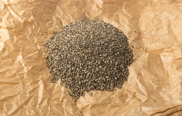 Montón de semillas de chía en papel de pergamino de envoltura — Foto de Stock