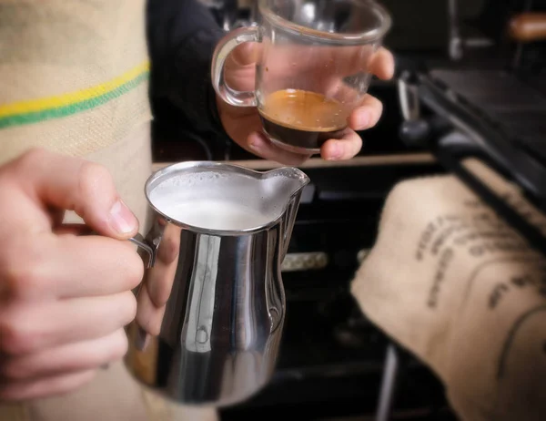 Kaffeekochen im Coffeeshop oder Café Nahaufnahme — Stockfoto