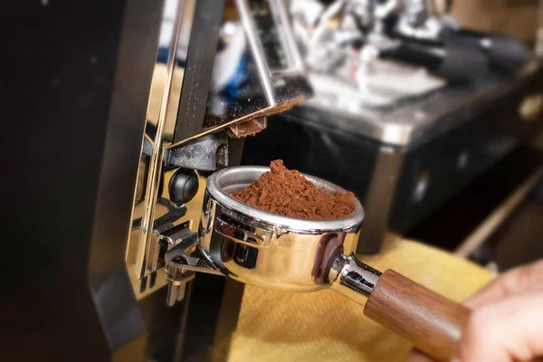 Macro shot macinazione caffè sulla macchina smerigliatrice professionale — Foto Stock