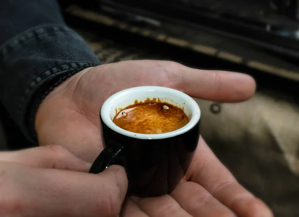 Barista makes espresso coffee in cafe closeup — ストック写真