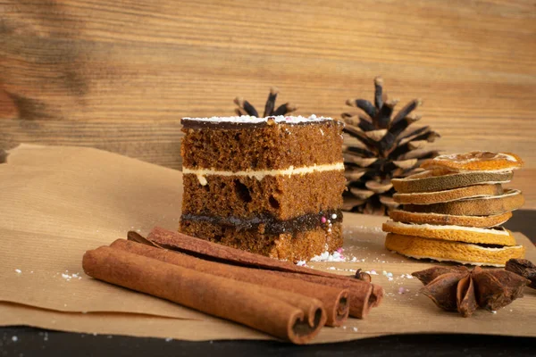 Pastel de esponja con especias y miel, Piernik, Galleta marrón — Foto de Stock