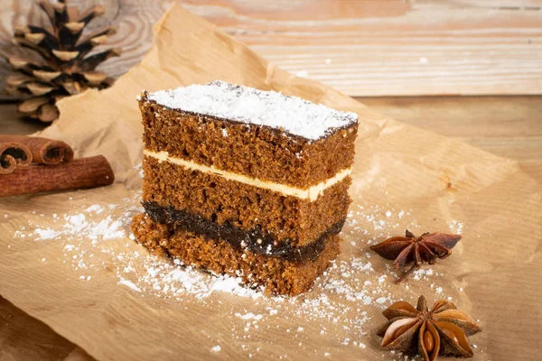 Pastel de esponja con especias y miel, Piernik, Galleta marrón — Foto de Stock