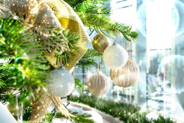 Arka planda doğal gün ışığıyla süslenmiş bir Noel ağacı.