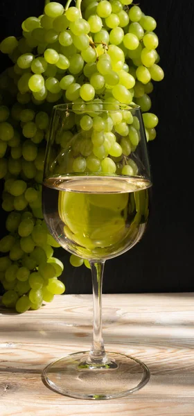 Verre à vin blanc sur fond de raisin vert mûr en journée ensoleillée — Photo