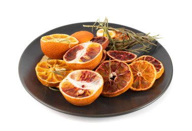 Kurumuş portakal ve kan portakalı dilimleri beyaz arka planda izole edilmiş. Kuru limon, mandalina ve siyah tabakta Sicilya portakalı