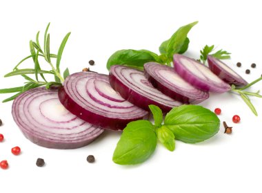 Beyaz arka planda izole edilmiş taze dilimlenmiş kırmızı soğan. Çiğ mor soğan halkaları veya yeşillik ve baharatlı soğan dilimleri.