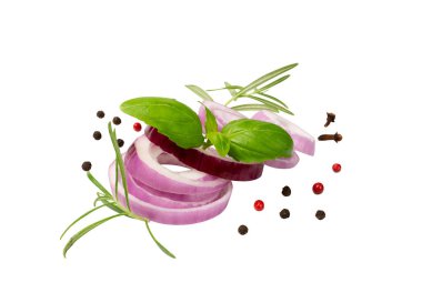 Kesme yolu ile izole edilmiş taze dilimlenmiş kırmızı soğan kesikleri. Çiğ mor soğan halkaları veya yeşil soğan dilimleri ve beyaz arka planda baharatlar.