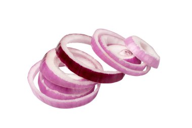 Kesme yolu ile beyaz zemin üzerinde izole edilmiş taze dilimlenmiş kırmızı soğan. Çiğ mor soğan halkaları veya yeşillik ve baharatlı soğan dilimleri.