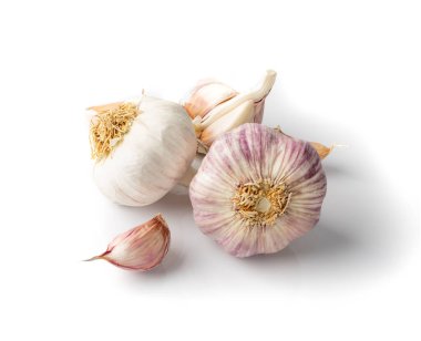 Sarımsak başları ve sarımsak karanfilleri beyaz arka planda izole edilmiş. Yakın plan.