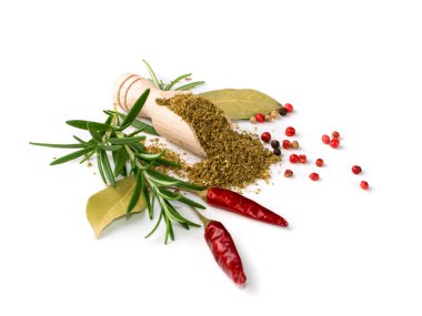 Balık baharatı yığını izole edilmiş. Baharatlı deniz ürünleri baharatı tozu, baharatlı tuz, topraklanmış safran, anason, kimyon, fesleğen, rezene, taze yeşil biberiye, zencefil.