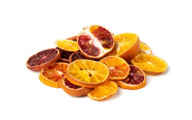 Kurumuş portakal ve kan portakalı dilimleri beyaz arka planda izole edilmiş. Kuru limon, mandalina ve Sicilya portakalı.