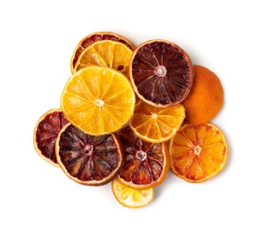 Kurumuş portakal ve kan portakalı dilimleri beyaz arka planda izole edilmiş. Kuru limon, mandalina ve Sicilya portakal rengi üst manzara.
