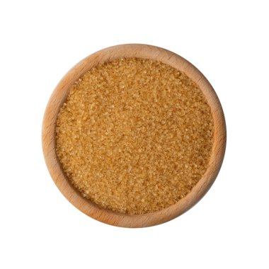 Beyaz arka planda izole edilmiş esmer şeker yığını. Rafine edilmemiş şeker yığını üst görünüm