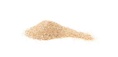 Hazır kahve 1 'de 3, hazır çay, kakao ya da beyaz arka planda izole edilmiş çikolata. Açık kahverengi içecek tozu yığını. Süt ve şeker ile karıştırılmış.