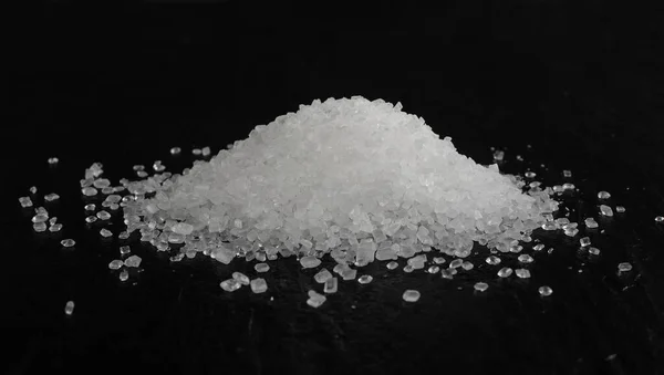 Haufen Großer Zuckerkristalle Auf Schwarzem Hintergrund Nahaufnahme Makroaufnahme Von Saccharose — Stockfoto