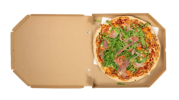 トマト プロシュート アルグラ モッツァレラチーズのトップビューが孤立した伝統的なイタリアのピザ デリバリーカートンボックスでハムの薄切りとおいしいイタリアのフラットブレッド — ストック写真