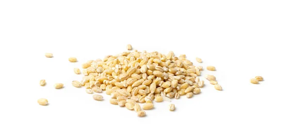 白い背景に閉じ込められた真珠の大麦のヒープを閉じます 生の乾燥した真珠の大麦または真珠の大麦のシリアル — ストック写真
