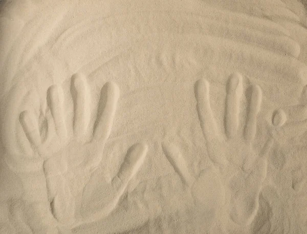 Zwei Handabdrücke Auf Hellbeigem Meersand Handabdruck Auf Sandstrand Hintergrund Draufsicht — Stockfoto