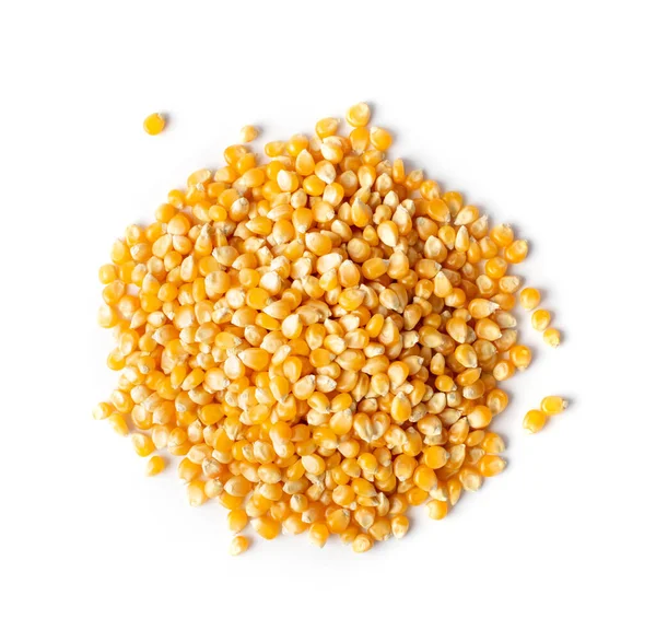 白い背景に隔離された生のポップコーンの穀物のヒープ 乾燥した黄色のトウモロコシの種子 トウモロコシや甘いトウモロコシのカーネルトップビュー — ストック写真