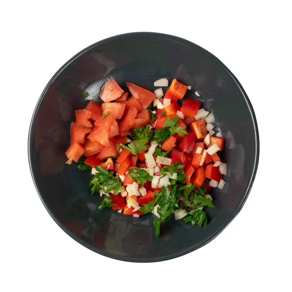 トマトと新鮮なみじん切り野菜のサラダ さいの目に切ったパプリカ パセリ 玉ねぎとニンニクダークボウルビューに孤立 — ストック写真