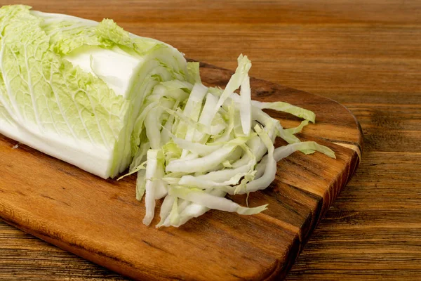 Chopped Chinese Cabbage, Napa Cabbage or Wombok on Wood Cutting Board Background. Fresh Green Sliced Cabbage Salat on Wooden Chopping Board — Stock Image Chopped Chinese Cabbage Napa Cabbage Wombok Wood Cutting Board Background Royalty Free Stock Photos