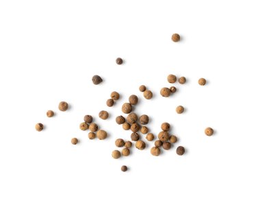 Beyaz arkaplan görünümüne izole edilmiş tüm baharat yığını. Jamaika biberi, baharatlı biber ya da mersin biberi.