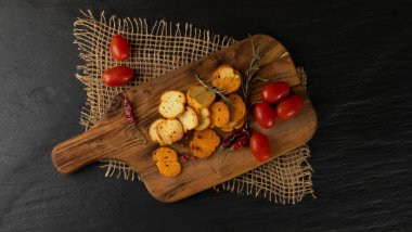Ev yapımı kıtır kıtır kıtır kıtır kıtırlar. Yuvarlak baharatlı bruschetta krakerleri, baharatlı rusklar ya da ahşap kesim tahtasında küçük kızarmış ekmek aperatifleri.