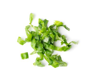 Beyaz arka planda taze yeşil fesleğen yaprakları. Baharatlı aromatik dilimlenmiş ham bazilika ya da oktav otları üst görünüm