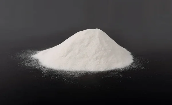 Heap White Powder Baking Soda Clay Bentonite Zwarte Achtergrond Poederchemicaliën — Stockfoto