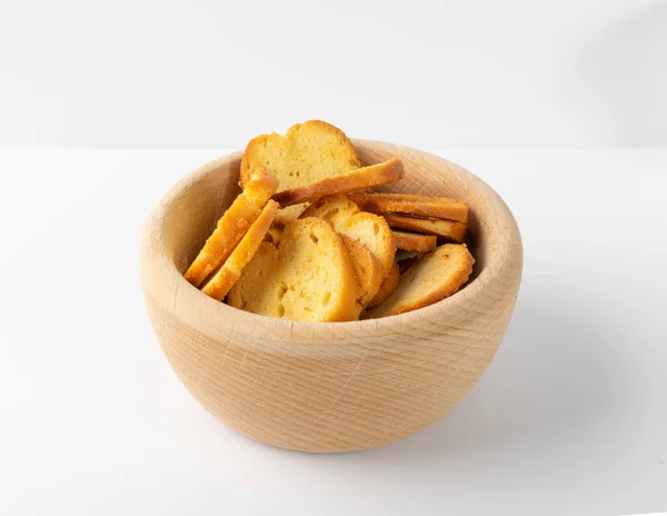 Homemade crunchy croutons with garlic, herbs and spices in wood bowl isolated. Round spicy bruschetta crackers, seasoning rusks or small fried bread snacks — Stock Image Homemade Crunchy Croutons Garlic Herbs Spices Wood Bowl Isolated Spicy Stock Picture