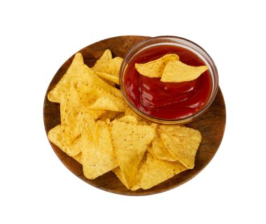 Ahşap tabakta üçgen mısır cipsi yığını ve beyaz arka planda kırmızı sos. Nacho tortilla için Meksika cipsi, mısır cipsi, mısır cipsi veya salsa soslu totopos.