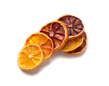 Kurumuş portakal ve kan portakalı dilimleri beyaz arka planda izole edilmiş. Kuru limon, mandalina ve Sicilya portakalı.