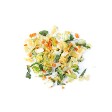 Kurutulmuş sebze, havuç, soğan ve yaban havucu karışımı beyaz arka plan manzaralı. Bir yığın kuru havuç taneleri, kurutulmuş sebze parçaları koleksiyonu.