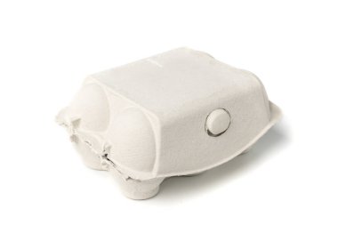 Kapalı kutu, kesme yolu olan beyaz arka planda izole edilmiş altı yumurta. Karton paket ya da yumurta kabı modeli