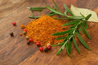 Tahta tabakta jiroskoplu kebap baharatı yığını. Karışık pita kebabı kırmızı baharat tozu, baharatlı tuz, topraklanmış kekik, paprika, kimyon, defne yaprağı, taze biberiye, kırmızı biber ve kırmızı biber.