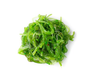 Yeşil Chuka Yosun Salatası Beyaz Arkaplan Üst Görünümü 'nde izole edildi. Wakame Deniz Yosun Namazı, Çukka Deniz Otu, Sağlıklı Yosun Gıdası