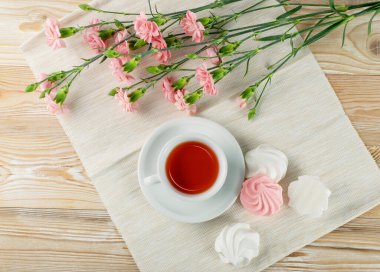 Beyaz ve pembe kremalı kurabiyeler çırpılmış yumurta beyazı ve şekerden yapılır. Geleneksel çırpma kreması, çırpma kreması ya da çay fincanı ile karıştırma.