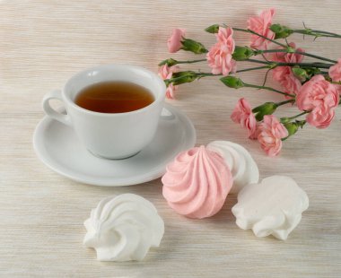 Kurabiye, çay fincanı ve karanfil çiçeği. Geleneksel çırpma merengi, fırında çırpma kremi ya da yakın çekim