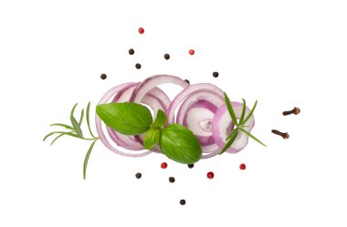 Dilimlenmiş taze kırmızı soğan, beyaz arkaplanda izole edilmiş ve kırpma yolu üst görünümü var. Çiğ mor soğan halkaları veya yeşillik ve baharatlı soğan dilimleri.