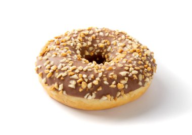 Beyaz arka planda fındıklı kahverengi çörek. Kızarmış hamur tatlısı, tatlı yiyecekler, çikolata kaplı tatlı atıştırmalıklar ve fındık kırıntıları.