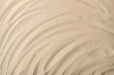 Açık bej rengi deniz kumu astarlı desen, kumlu plaj şeritleri elle çizilmiş arka plan çizgileri üst görünüm