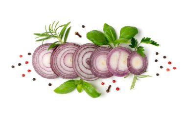 Beyaz arka planda izole edilmiş taze dilimlenmiş kırmızı soğan. Çiğ mor soğan halkaları veya yeşillik ve baharatlı soğan dilimleri.