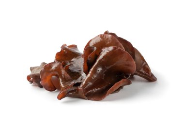 Islak siyah mantar, ağaç kulağı ya da ahşap kulak mantarı beyaz arka planda izole edilmiş. Islak kuru auricularia polytricha. Bulut kulağı, siyah mantar, jöle mantarı ya da bulut kulak mantarı olarak da bilinir.