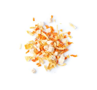 Beyaz arka planda soyulmuş kuru portakal kabuğu yığını. Doğranmış Zest Fotoğrafı Doğal Işık Üst Görünümü