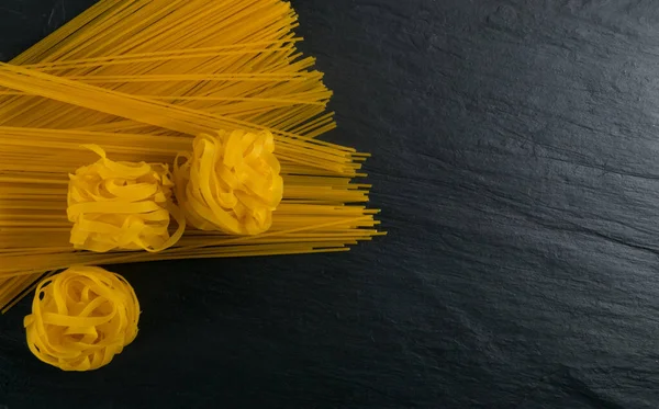 Massa Amarela Crua Italiana Fettuccine Fettuccelle Tagliatelle Close Macarrão Fita — Fotografia de Stock