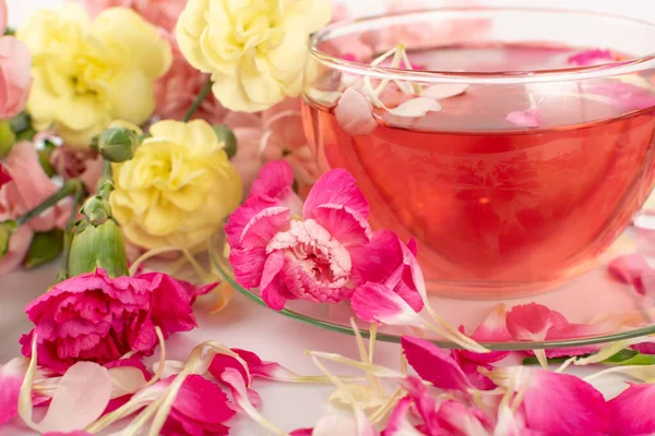 Macro Foto Van Gele Bloem Drank Met Roze Anjer Bloemblaadjes — Stockfoto