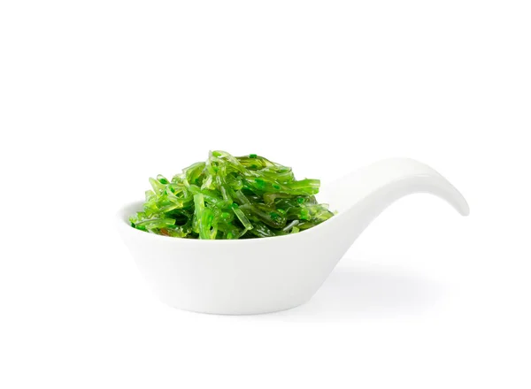 绿茶海草色拉分离在白色背景与收割路径 Wakame Sea Kelp Salat Chukka Sea Weed Healthy Algae — 图库照片