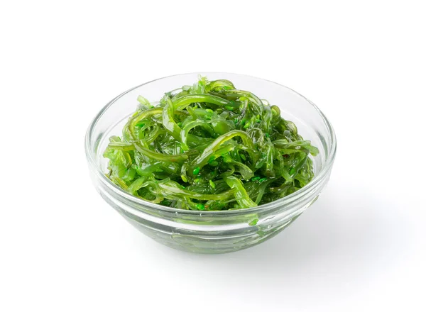 绿色朱卡海藻色拉分离于白色背景 Wakame Sea Kelp Salat Chukka Sea Weed Healthy Algae — 图库照片