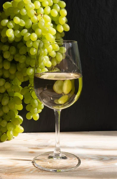 Verre Vin Blanc Sur Fond Grappes Raisins Mûrs Par Temps — Photo